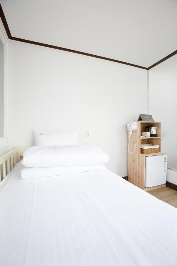 24 Guesthouse Sinchon Hongdae Σεούλ Εξωτερικό φωτογραφία